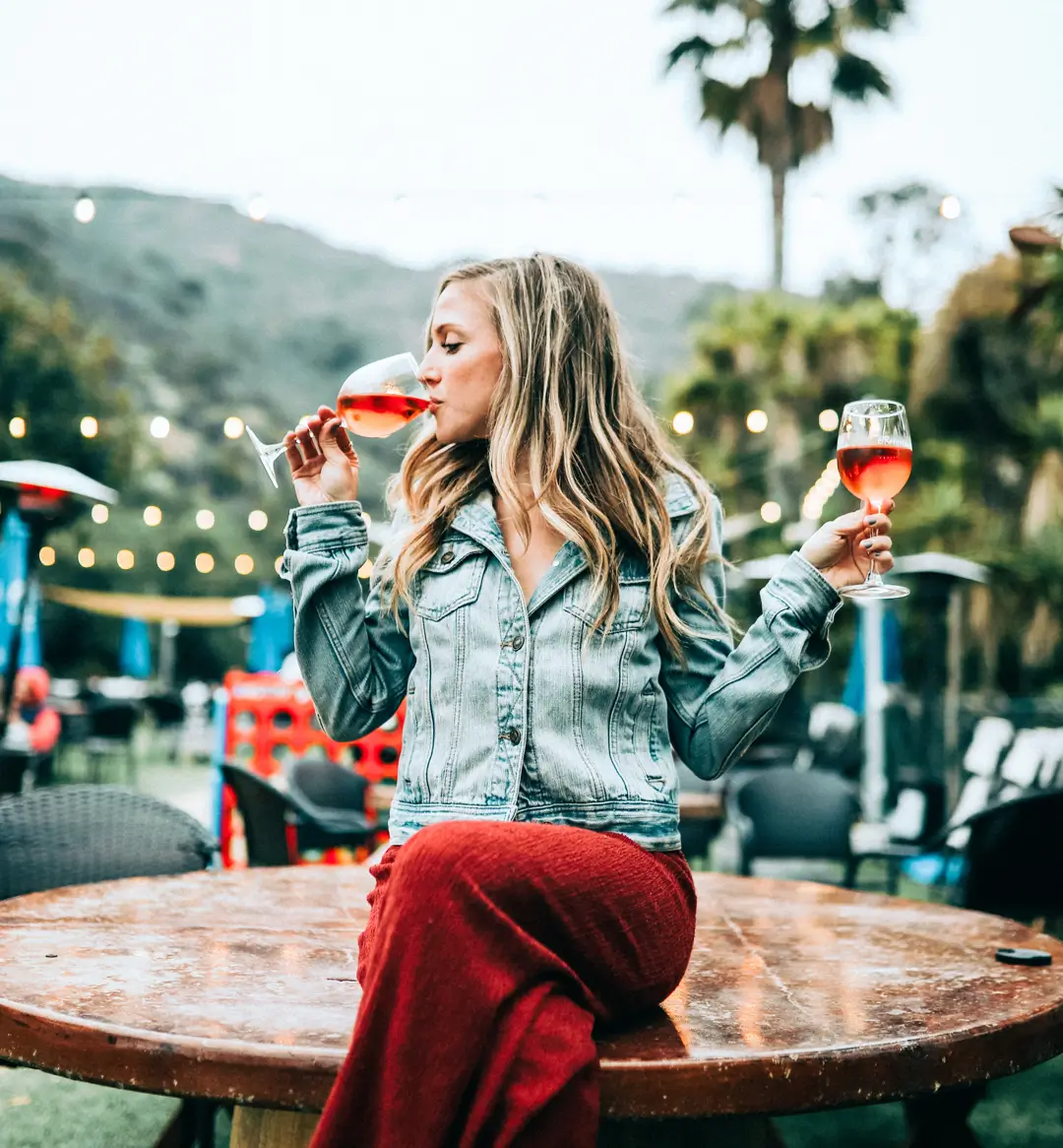 Kobieta pijąca koktajl